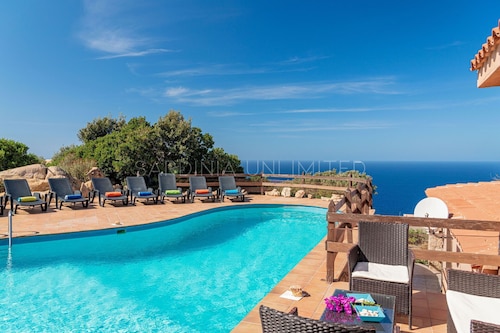 Villa Arielle: pool and seaview