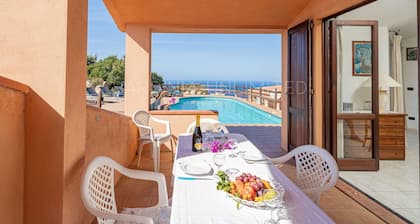 Villa in Costa Paradiso mit 6 Schlafzimmern 16 Schlafplätzen
