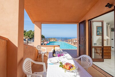Villa Arielle: pool and seaview