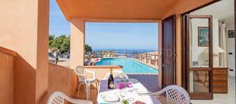 Villa Arielle: pool and seaview