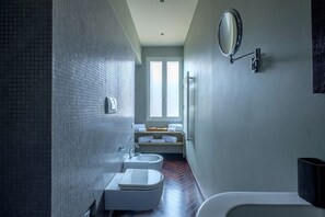 Kombination af bruser/badekar, hårtørrer, bidet, håndklæder