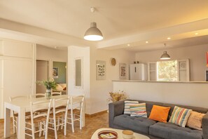 TV, ping pong, stereo