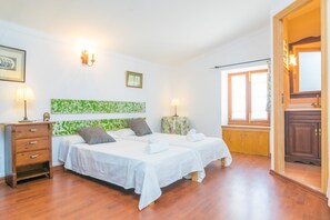 5 dormitorios, tabla de planchar con plancha, cunas y wifi gratis