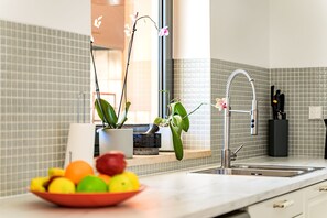 Een koelkast, een magnetron, een oven, een kookplaat