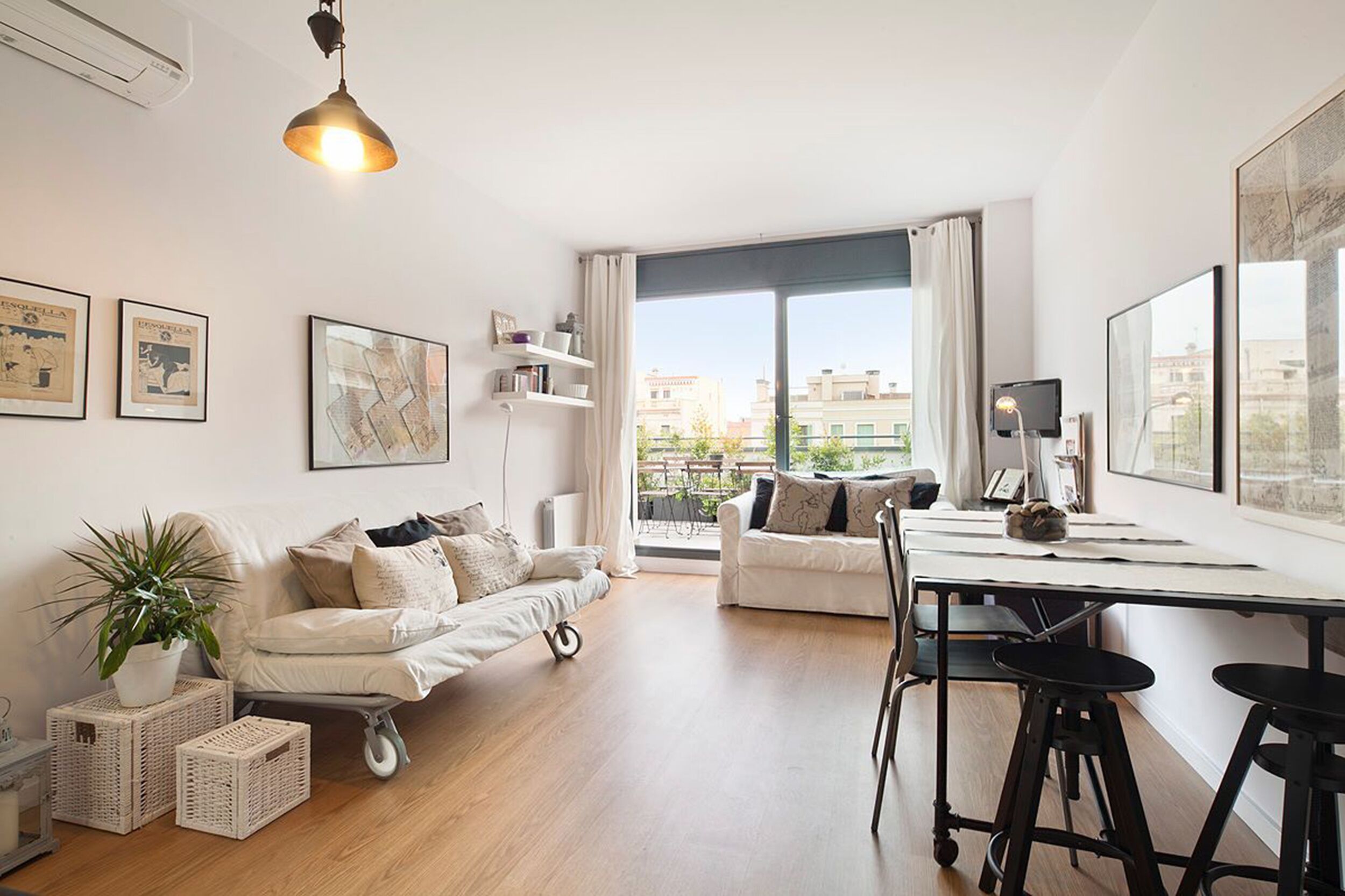 Fernseher, DVD-Player, Bücher, Stereoanlage