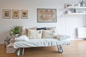 TV, DVD player, books, stereo - Sunny Attic with stylish garden terrace (Barcelona)