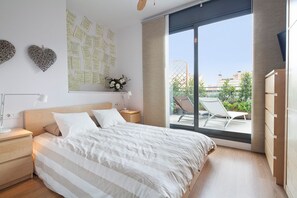 1 bedroom, in-room safe, iron/ironing board, WiFi - Sunny Attic with stylish garden terrace (Barcelona)