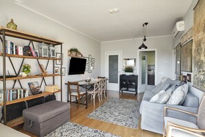 TV, DVD player, books, stereo