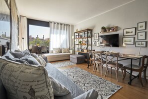 TV, DVD player, books, stereo - Sunny Attic with stylish garden terrace (Barcelona)