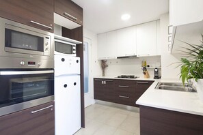 Kühlschrank, Mikrowelle, Ofen, Herdplatte