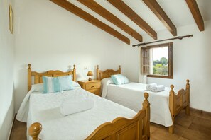 4 chambres, coffres-forts dans les chambres, fer et planche à repasser