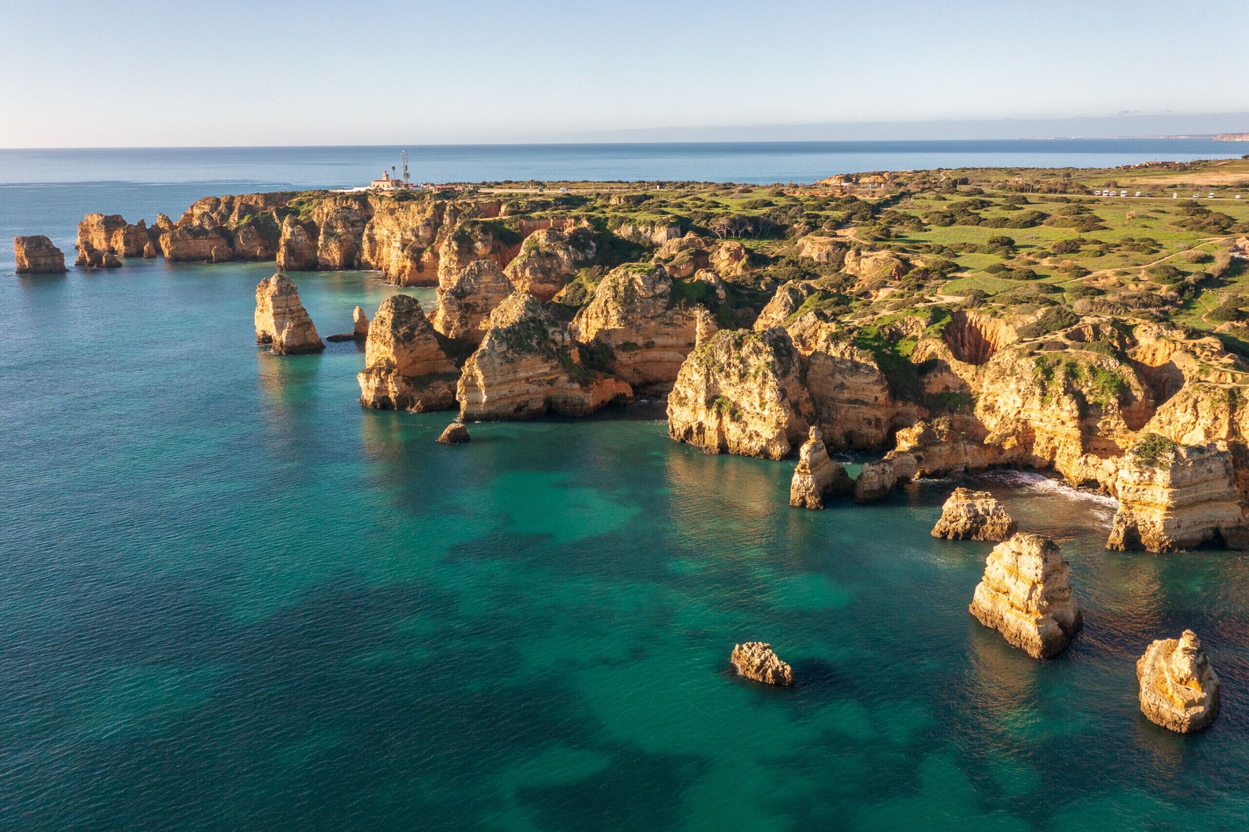 Un paysage côtier caractérisé par des formations rocheuses et des eaux d’un bleu limpide.