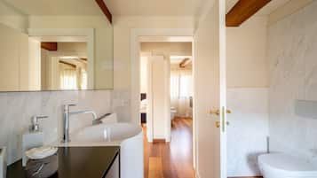 Dusche, Haartrockner, Bidet, Fußbodenheizung (Badezimmer)