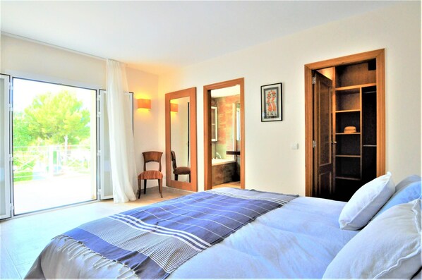 4 chambres, fer et planche à repasser, Wi-Fi, draps fournis