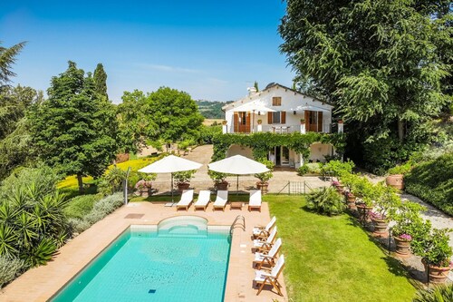 Villa Limoni, villa spacieuse avec piscine dans les collines de Ripatransone, à 15 minutes de la mer Adriatique