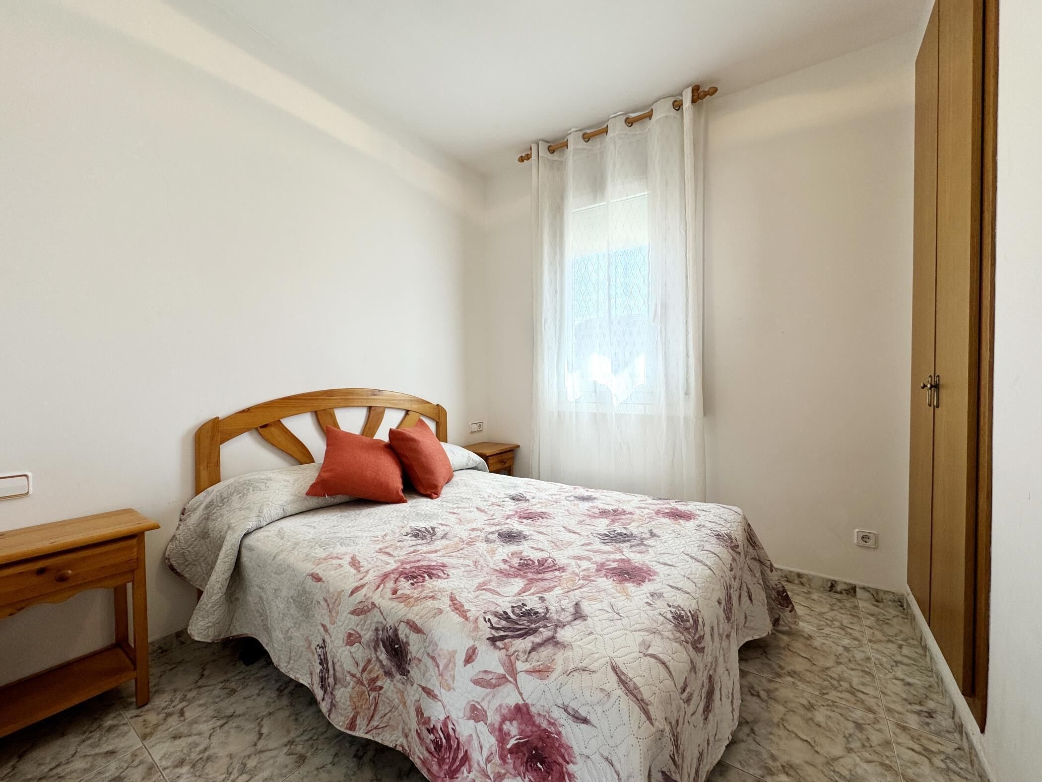 2 bedrooms, iron/ironing board, Internet
