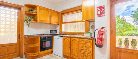 冰箱、微波炉、烤箱、炉灶