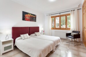 6 habitaciones, tabla de planchar con plancha y cuna de viaje