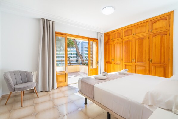 6 bedrooms, iron/ironing board, travel crib, free WiFi