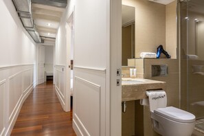 ヘアドライヤー、タオル、トイレットペーパー