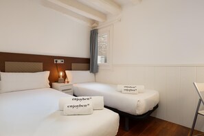 4 室のベッドルーム、セーフティボックス (室内)、アイロン / アイロン台、旅行用ベビーベッド