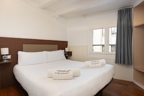 4 chambres, coffre-fort, fer et planche à repasser, lit de bébé portatif