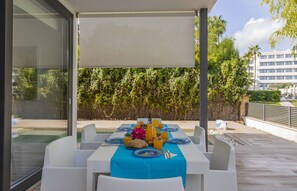 Outdoor dining - Villa Alicemar beach (Puerto de Alcudia)