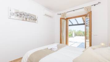 3 slaapkamers, een strijkplank/strijkijzer, gratis wifi, beddengoed