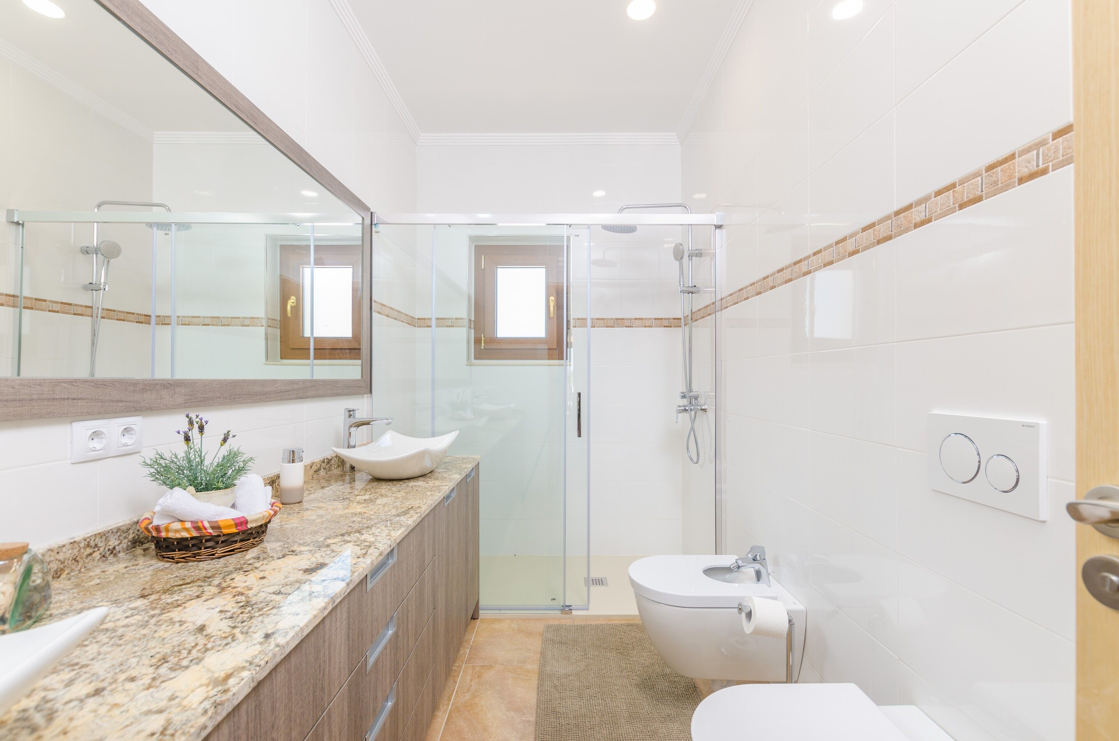 Bruser, hårtørrer, bidet, håndklæder