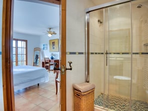 4 bedrooms, iron/ironing board, internet, bed sheets
