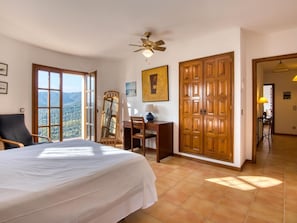 4 bedrooms, iron/ironing board, internet, bed sheets