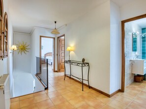 4 bedrooms, iron/ironing board, Internet, bed sheets