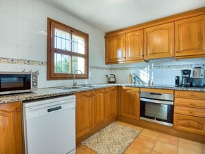 Fridge, microwave, oven, dishwasher - Costa Brava-Calonge- Villa Torre Gavarres, in a natural environment, gratifying! (Calonge)