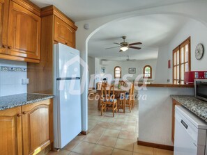 Fridge, microwave, oven, dishwasher - Costa Brava-Calonge- Villa Torre Gavarres, in a natural environment, gratifying! (Calonge)