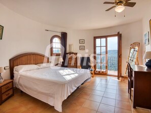 4 soverom, strykejern/-brett, internettilgang og sengetøy