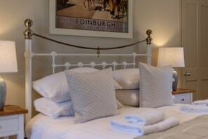 3 Schlafzimmer, Schreibtisch, Bügeleisen/Bügelbrett, Reisekinderbett