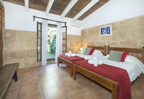 3 soverom, safe på rommet, strykejern/-brett og reiseseng for barn