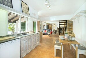 Jääkaappi, mikroaaltouuni, uuni, astianpesukone