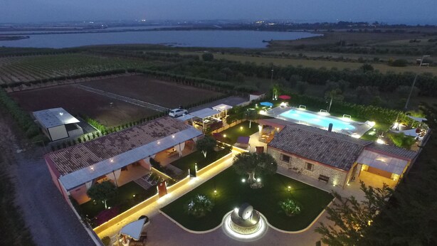 An aerial view of a resort with a swimming pool, a fountain, and a well-maintained lawn. - VILLA FENICOTTERO RELAX AND EXCLUSIVE POOL (Ispica)