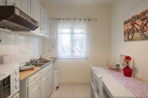 Fridge, oven, coffee/tea maker, toaster