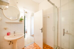 Bruser, hårtørrer, håndklæder