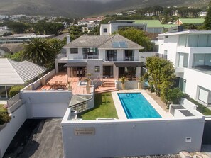 Exterior - Contemporary holiday home a few minutes walk from Camps Bay Beach.  (Camps Bay)
