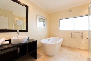 Combined shower/bathtub, hair dryer, towels, soap - Contemporary holiday home a few minutes walk from Camps Bay Beach.  (Camps Bay)
