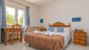 3 slaapkamers, een strijkplank/strijkijzer, gratis wifi, beddengoed