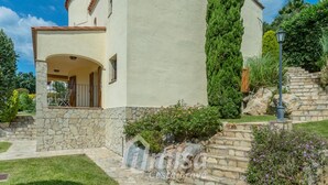 A house with a stone facade, a balcony, and a well-maintained garden. - Villa Bunganvilla, Calonge - Costa Brava (Calonge)