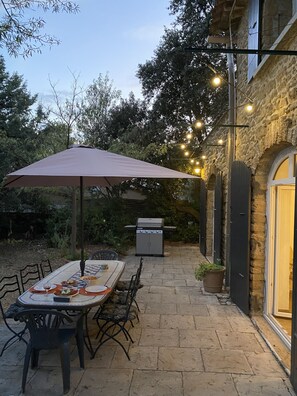 Outdoor dining - La Bergerie de Suze: Charming residence, heated swimming pool and fenced garden (Suze-La-Rousse)