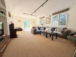 TV, video games, books, stereo - La Bergerie de Suze: Charming residence, heated swimming pool and fenced garden (Suze-La-Rousse)