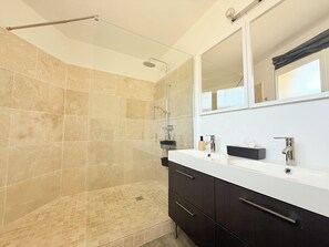 Combined shower/bathtub, hair dryer, towels - La Bergerie de Suze: Charming residence, heated swimming pool and fenced garden (Suze-La-Rousse)