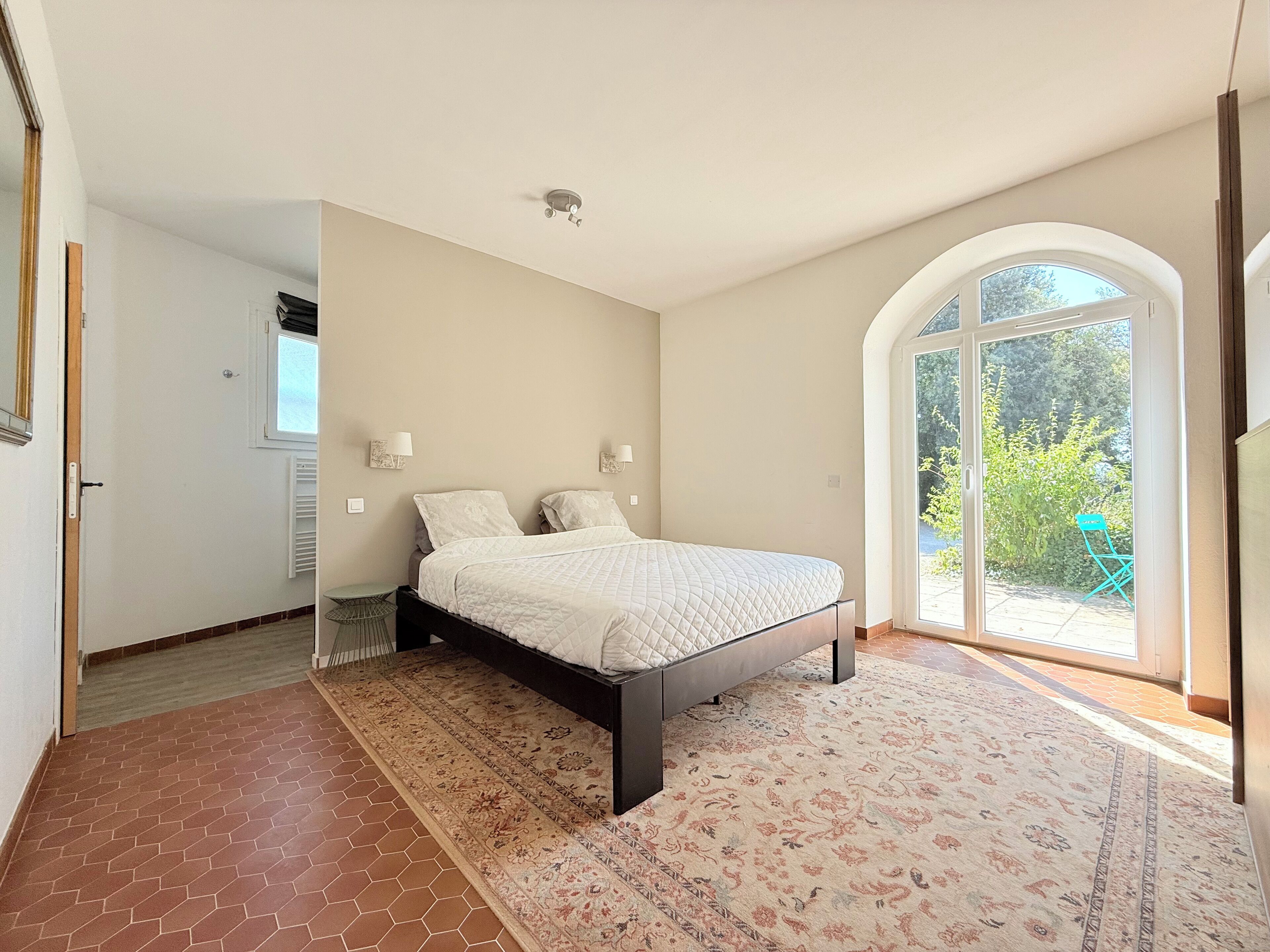 5 makuuhuonetta, työpöytä, silitysrauta/-lauta, vauvan matkasänky