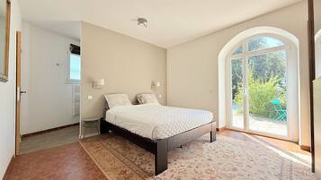 5 makuuhuonetta, työpöytä, silitysrauta/-lauta, vauvan matkasänky